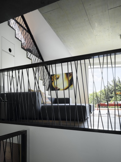 Wohnung 1: Blick von Eingang in Richtung Salon